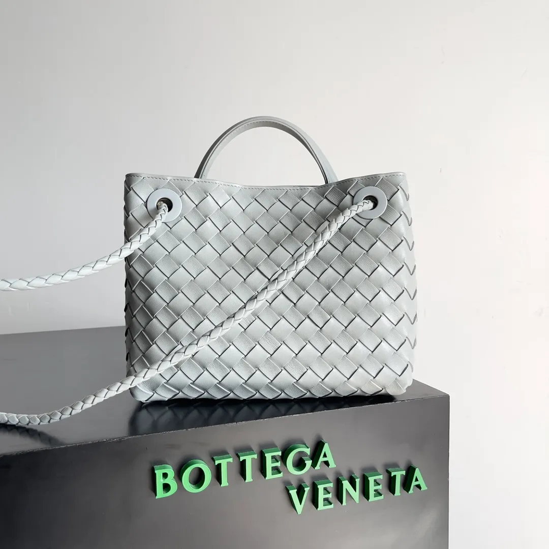 The 2023 new Andiamo batch of 1860 BV has been shipped‼ ️Really popular🔥The new Andiamo woven handbag launched by Bottega Veneta this season is really popular all over the world! ! Celebrities at home and abroad have worn it, and Oscar-winning actress Michelle Yeoh has taken it out on the street. Song Jia, Trai Yara, Yu Feihong, Sanji Ayaka, Rosie Hunting-Whiteley, Yoshioka Riho, etc. have all picked up this bag. It is classic and versatile, showing off its temperament, and the bag capacity is also large, which is very convenient for daily commuting! ! A variety of carrying methods, the shoulder straps can be adjusted by yourself, the original lambskin feels soft and delicate, and the neutral style is made to break gender boundaries and bring a more practical and longer-lasting use experience. Andiamo, which has both elegant and casual styles, perfectly interprets the true appearance of "fashionable old money style". Style number: 743568 Size: 25*22*10.5cm